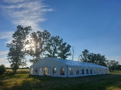 Festzelt mit einer Spannweite von 15m Außenansicht.