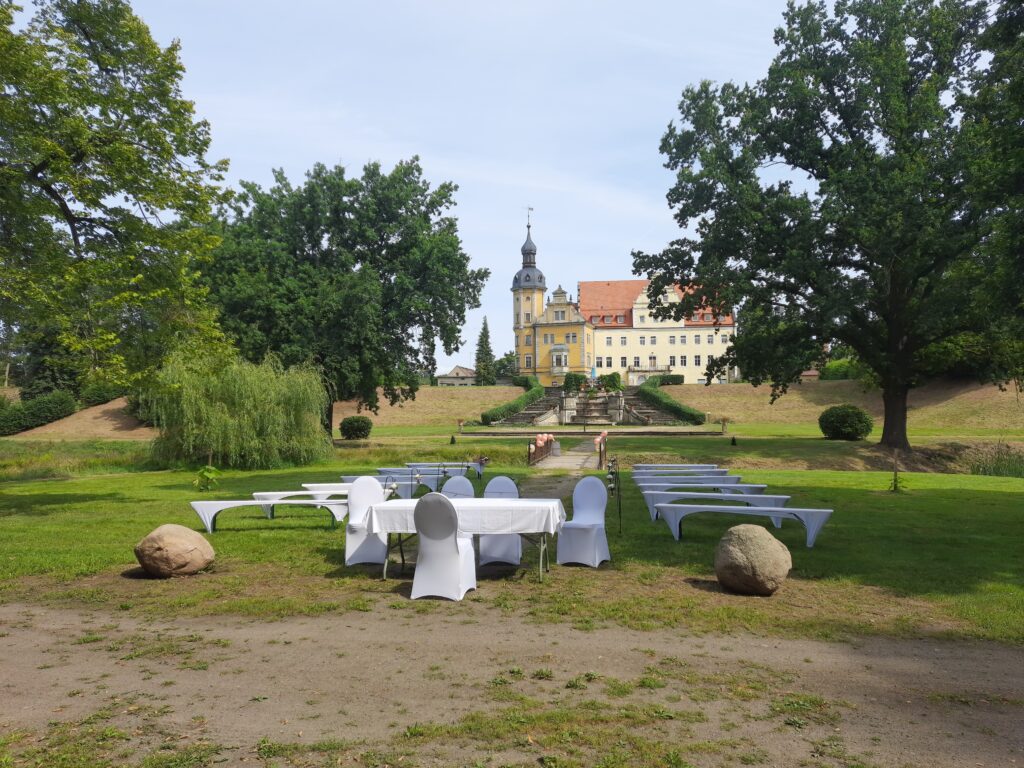 Freie Trauung mit Bierzeltgarnituren