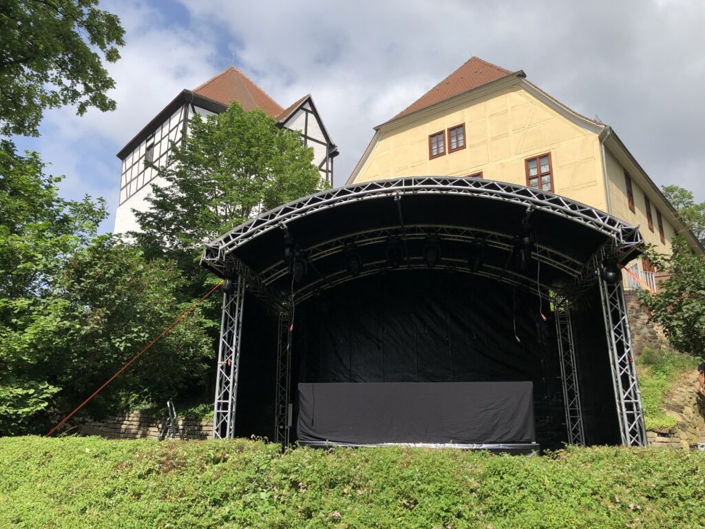 Rundbogenbühne vor Burg Bad Düben